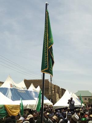 پرچم امام رضا(ع) در حسینیه شیعیان نیجریه به اهتزاز درآمد