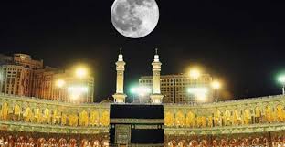 Moon aligns directly above Kaaba in Mecca’s Grand Mosque