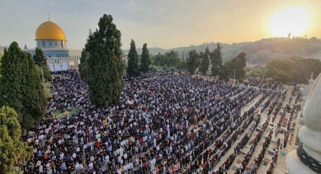 Thousands prayed at Al-Aqsa Mosque despite obstacles from Israeli regime