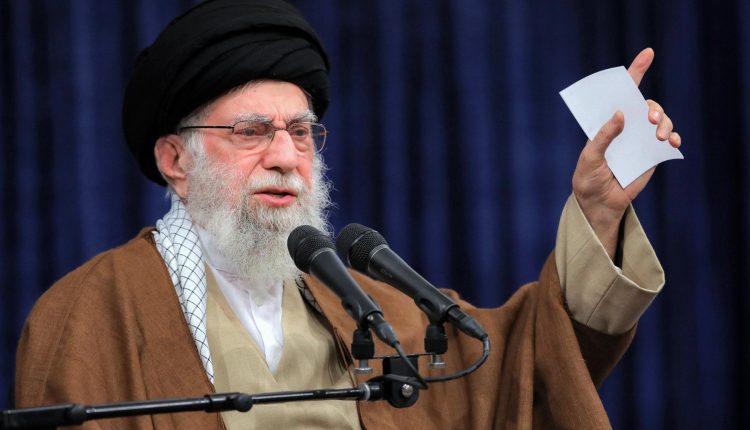 رہبر انقلاب اسلامی آيت اللہ العظمیٰ سید علی خامنہ ای نے بدھ 11 دسمبر 2024 کو مختلف عوامی طبقات کے ہزاروں لوگوں سے ملاقات میں شام کے حالات کی مختلف وجوہات، اس ملک میں ایران کی موجودگي کی وجہ، خطے کے آئندہ حالات اور شام کے واقعات کے دروس اور عبرتوں کی تشریح کی